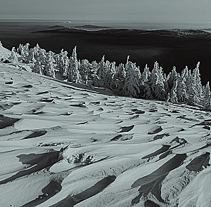 Monochrom. Przenikająca piękno Rosji w fotografiach Iwana Dementiewskiego. Kalendarz ścienny na 16 miesięcy na rok 2026