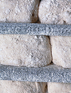 Milti, ūdens, sāls, raugs. Nepārspējama pica un amatniecības maize jūsu mājās