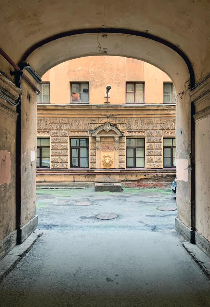 Estetyka Petersburga. Dziedzińce Północnej Stolicy, w których ożywa historia