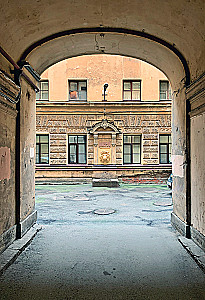 Estetyka Petersburga. Dziedzińce Północnej Stolicy, w których ożywa historia