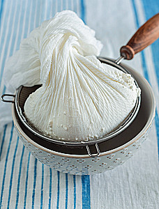 Cottage cheese, pastries, and love. Tender recipes for the whole family: from cheesecakes and casseroles to cheesecake and stollen