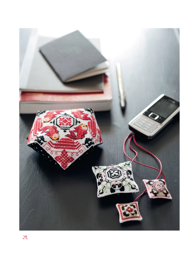 Dekorative Motive, gestickt mit Kreuzstich