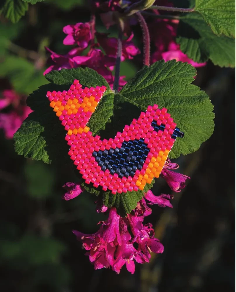 BEADING step by step. 9 basic techniques, 100 ready-made patterns. A complete step-by-step guide to working with beads