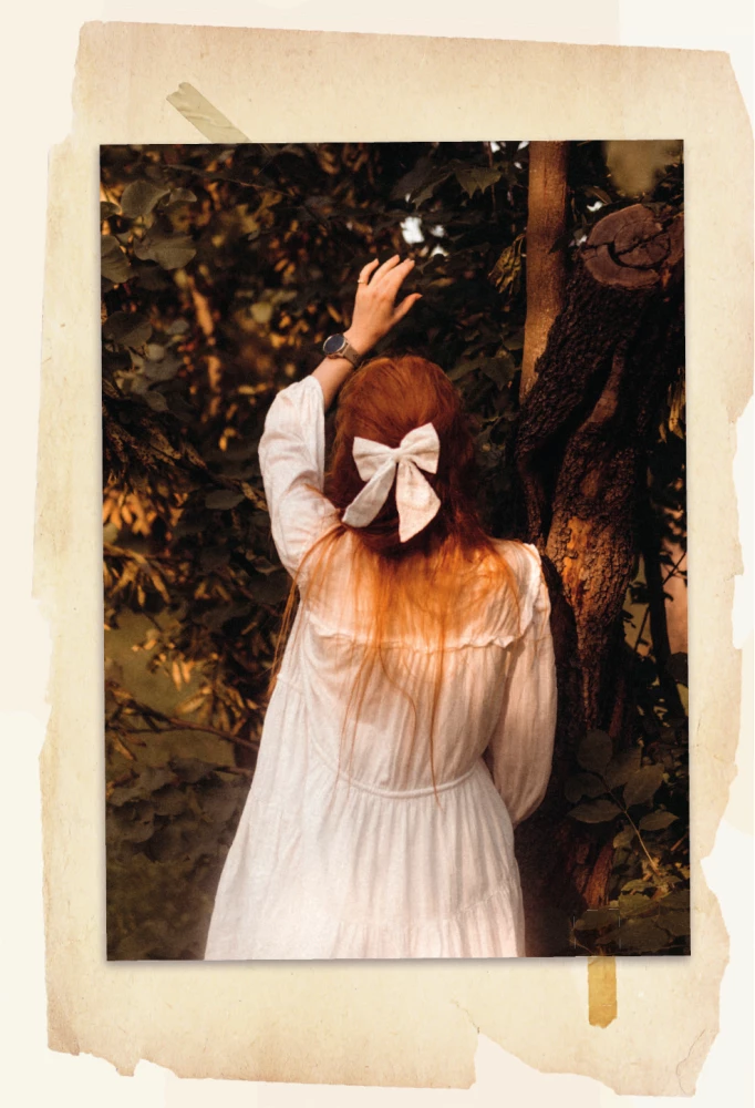 Under the Light of the Lamp: Moments of Quiet Happiness. Warm Evening Stories