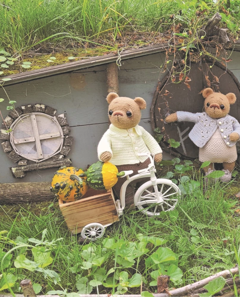 Megztų meškiukų namas. Istorijos apie mezgimą nėrimo technika tikrų meškiukų, jų gražių drabužių, šiltų namų ir mylinčios šeimos