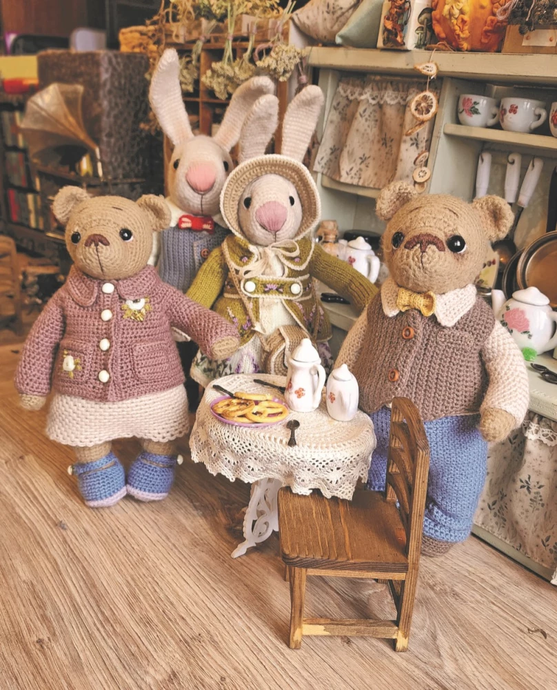 Megztų meškiukų namas. Istorijos apie mezgimą nėrimo technika tikrų meškiukų, jų gražių drabužių, šiltų namų ir mylinčios šeimos