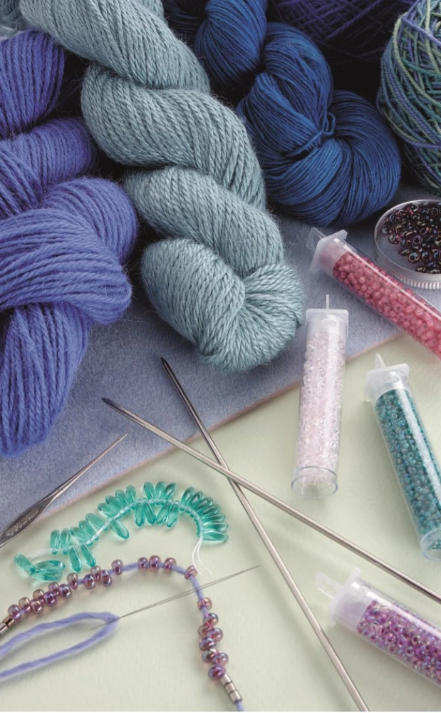 Silmused ja helmed. Ideaalselt juhend kudumise tehnikate kohta kudumisvardaga dekoratiivsete materjalidega