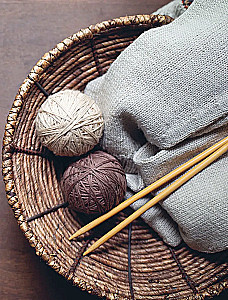 KNITTING WITH NEEDLES. Illustrated Basic Course