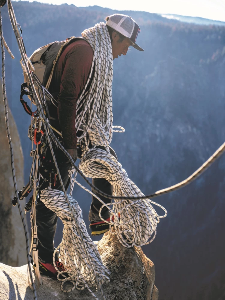 From Edge to Edge. Captivating Expeditions in the Photos of a National Geographic Photographer