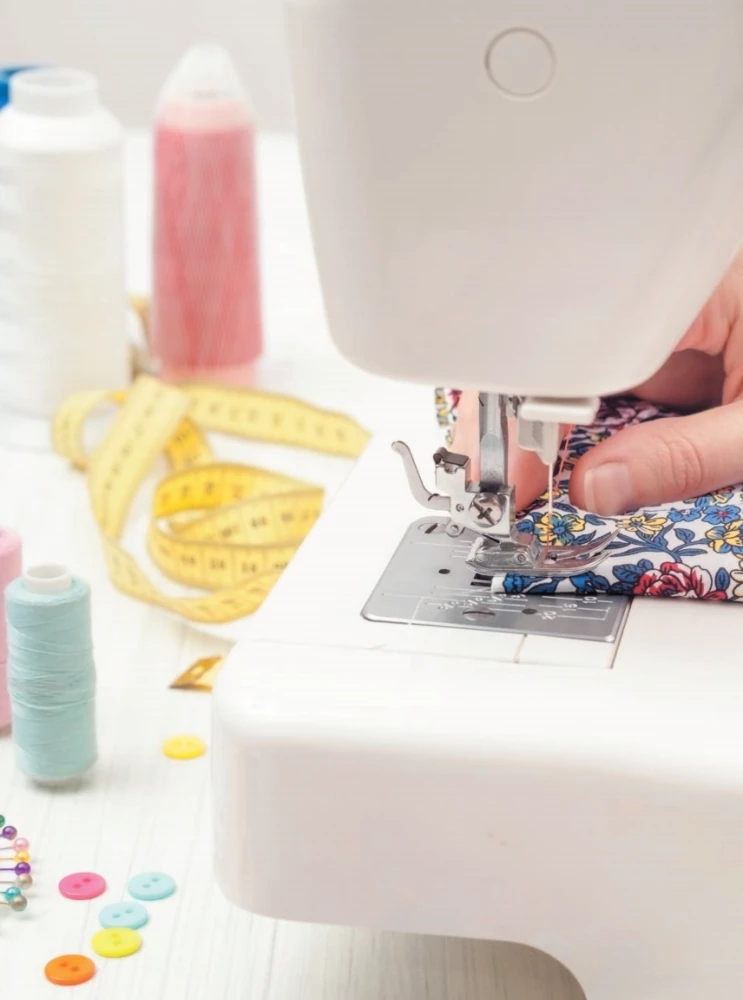 Sewing on a Sewing Machine. Complete French Handbook