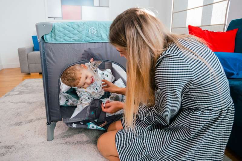 4BABY ROYAL Travel Crib with Opening Side - Green