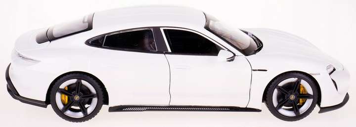 BBURAGO 1:24 Porsche Taycan Turbo S, 18-21098