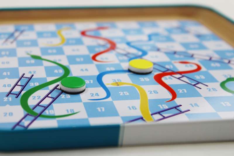 Magnetspiel - Zauberhüte. Snakes und Ladders