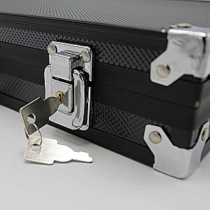 Poker Factory. Set of 500 poker chips with denominations in a black case