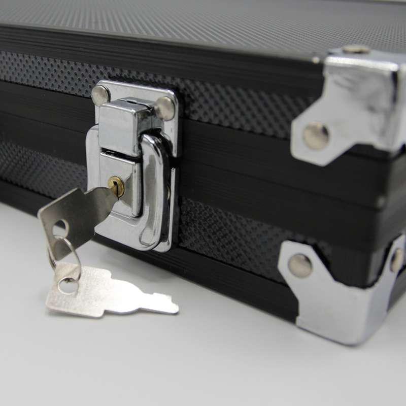 Poker Factory. Set of 500 poker chips with denominations in a black case