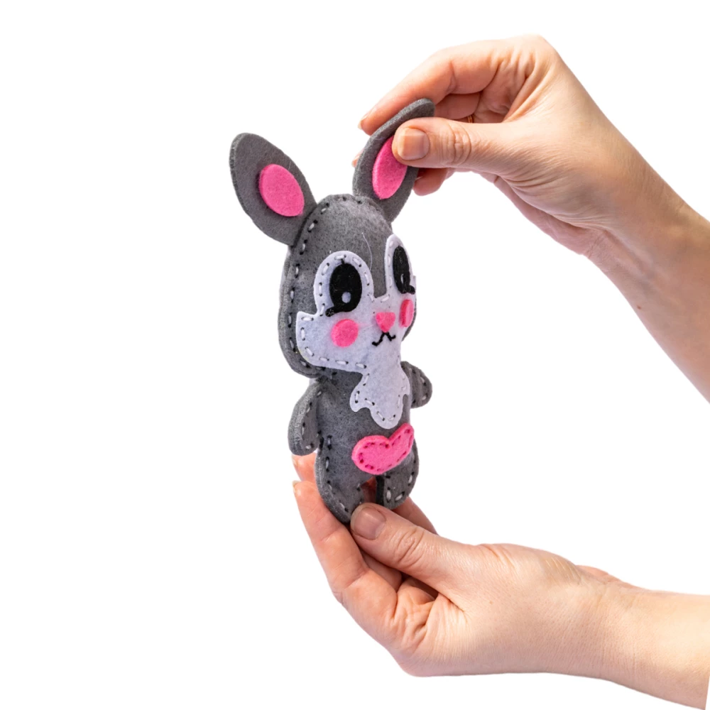 Set für Kreativität. weiches Spielzeug aus Filz Hase