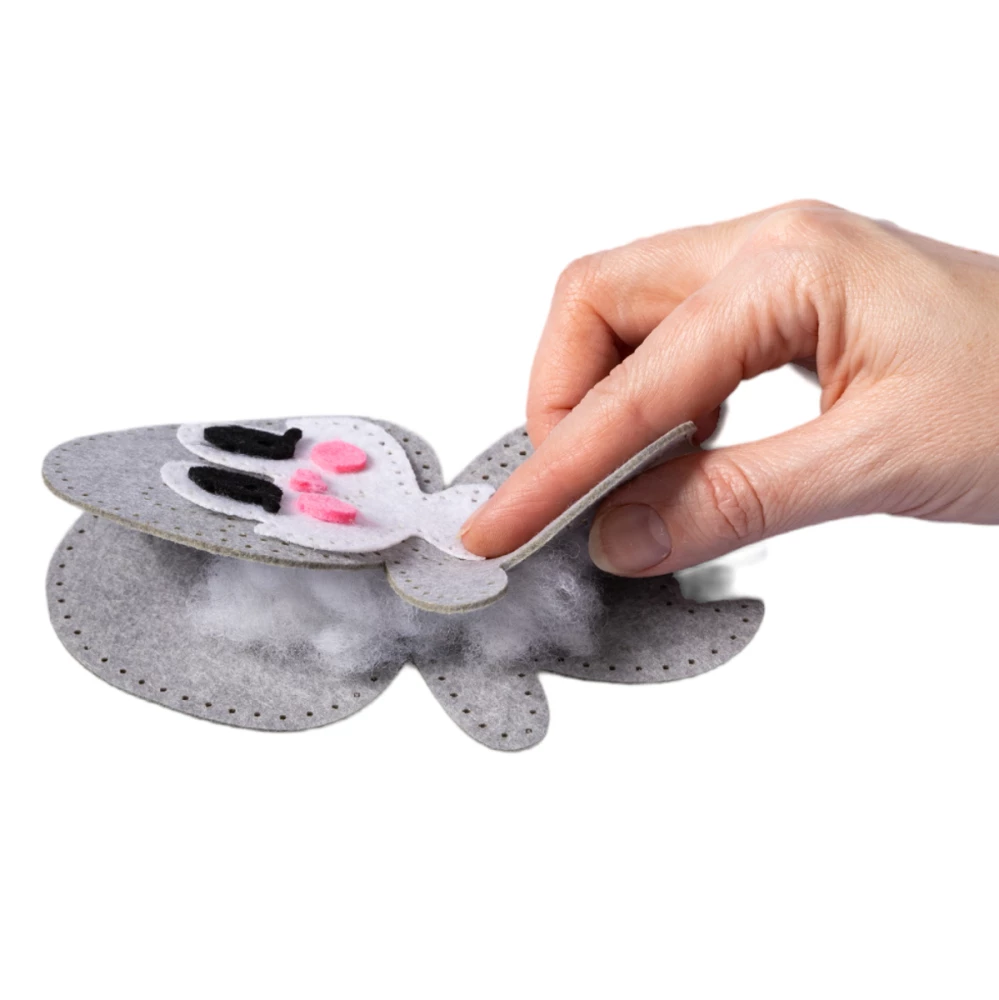 Set für Kreativität. weiches Spielzeug aus Filz Hase